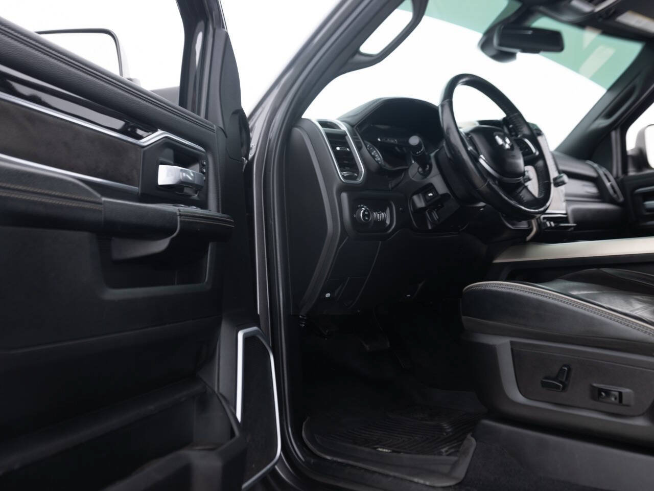 Used 2019 RAM 2500 Laramie w/ Night Edition AWD/4WD image 31