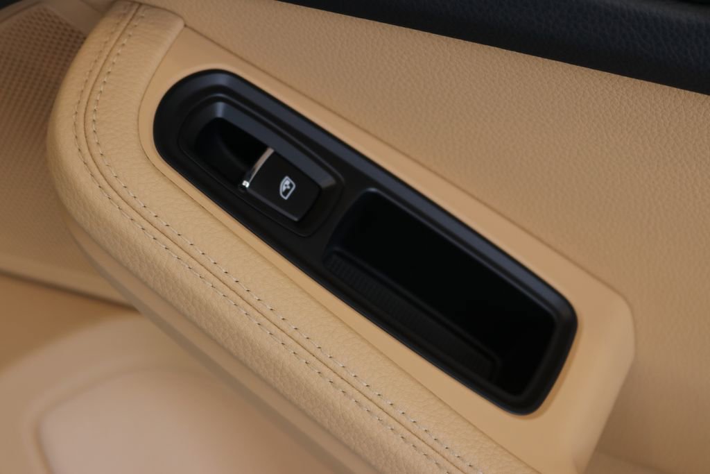 Used 2018 Porsche Macan Sport Edition image 32