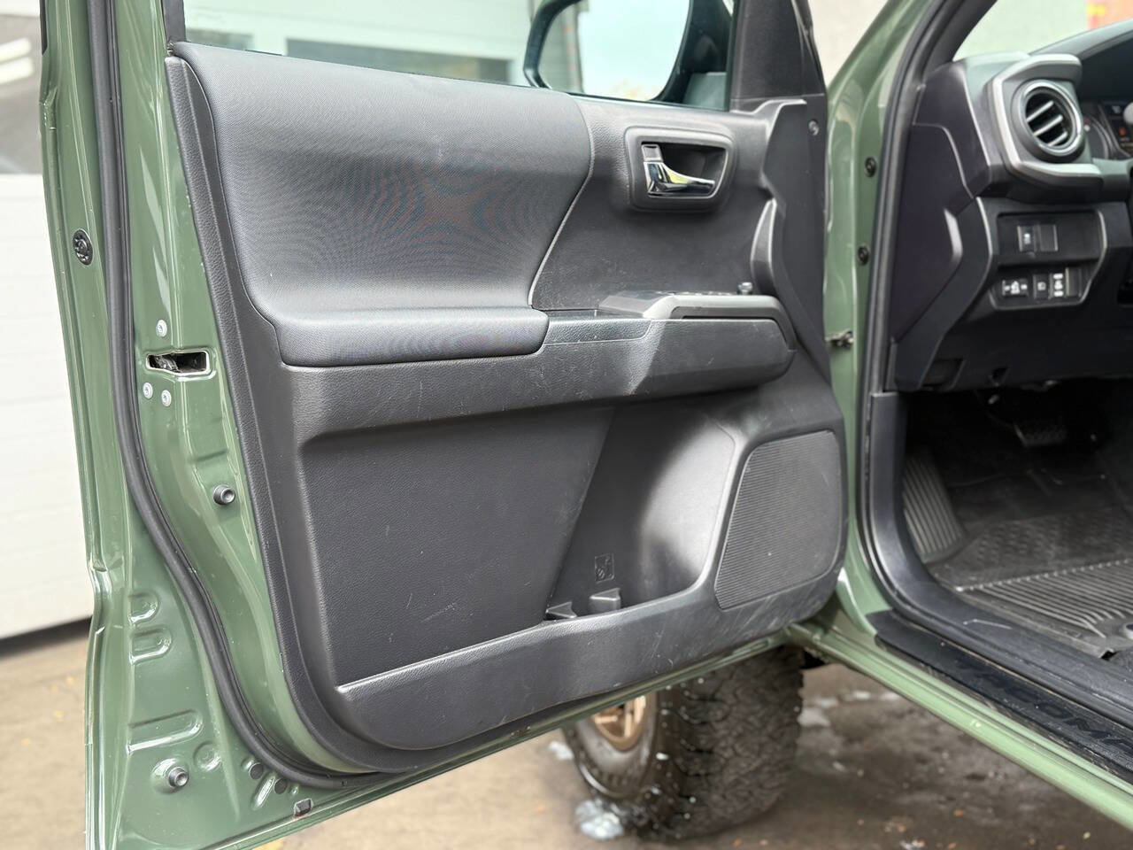 Used 2022 Toyota Tacoma TRD Off-Road image 5