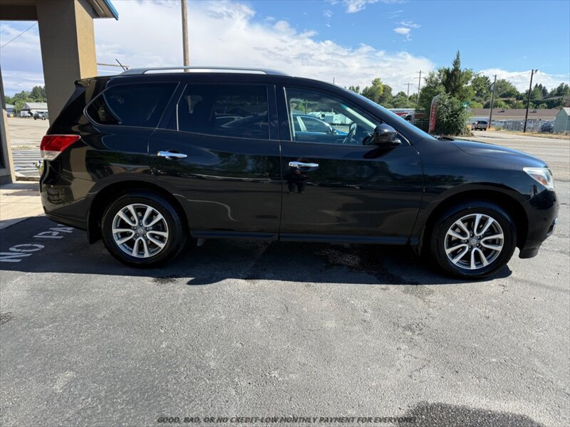 Used 2016 Nissan Pathfinder SV w/ SV Cold Weather Package AWD/4WD image 8