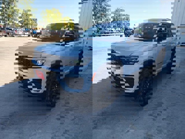 New 2025 Jeep Grand Cherokee Altitude image 3
