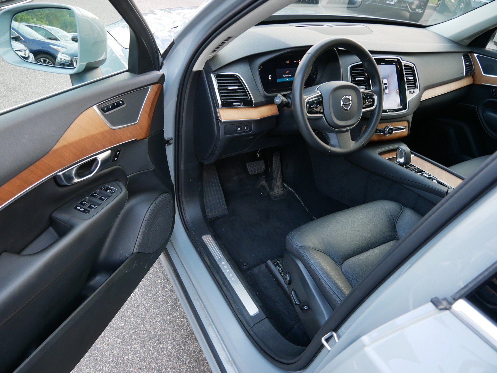 Certified 2025 Volvo XC90 T8 Plus w/ Protection Package Premier AWD/4WD image 10