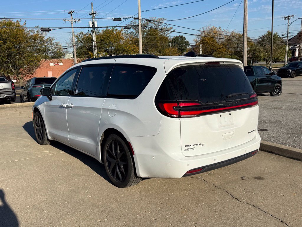 Used 2024 Chrysler Pacifica Limited w/ Uconnect Theater Family Group FWD image 8