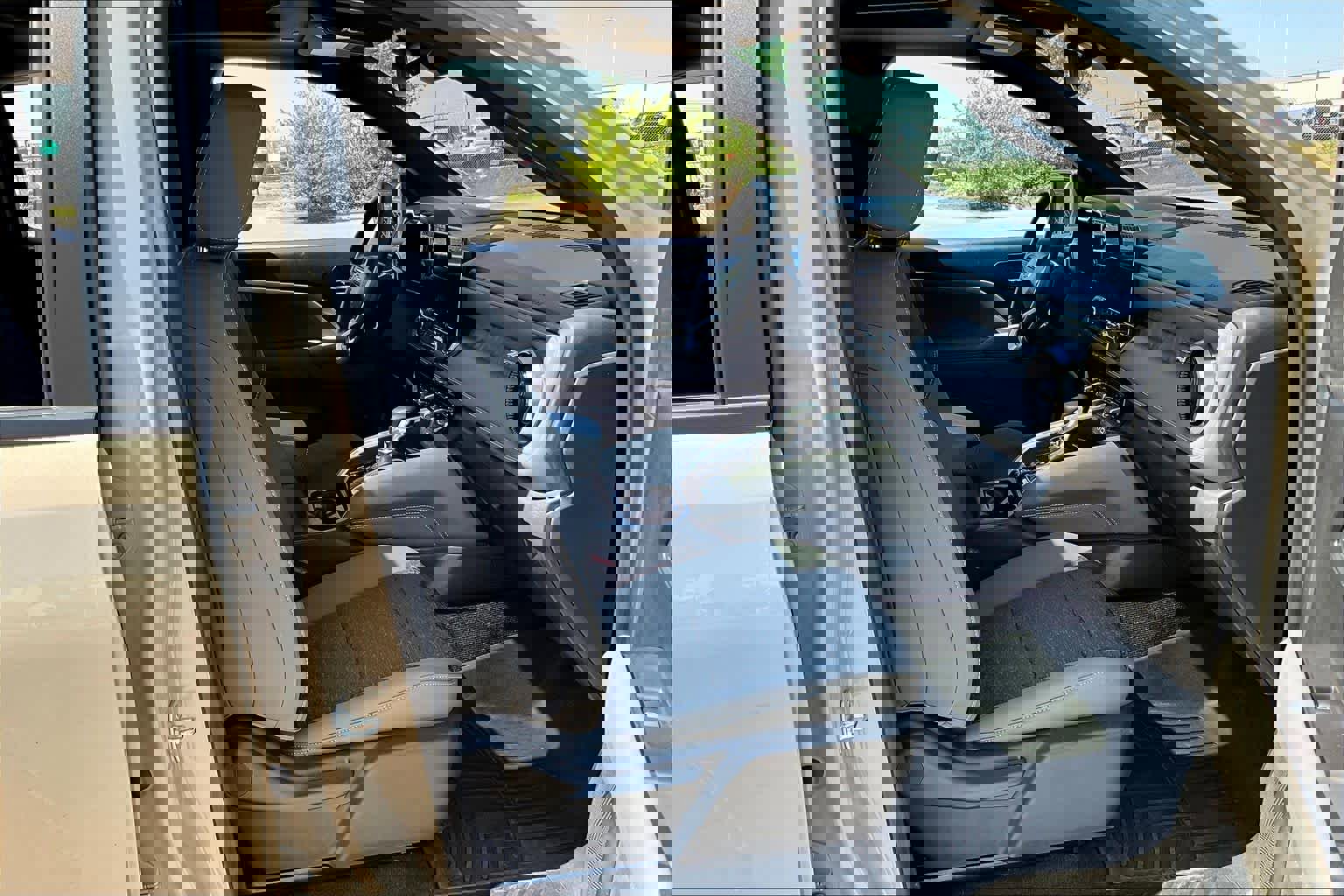 Used 2024 Chevrolet Colorado ZR2 w/ Technology Package AWD/4WD image 9