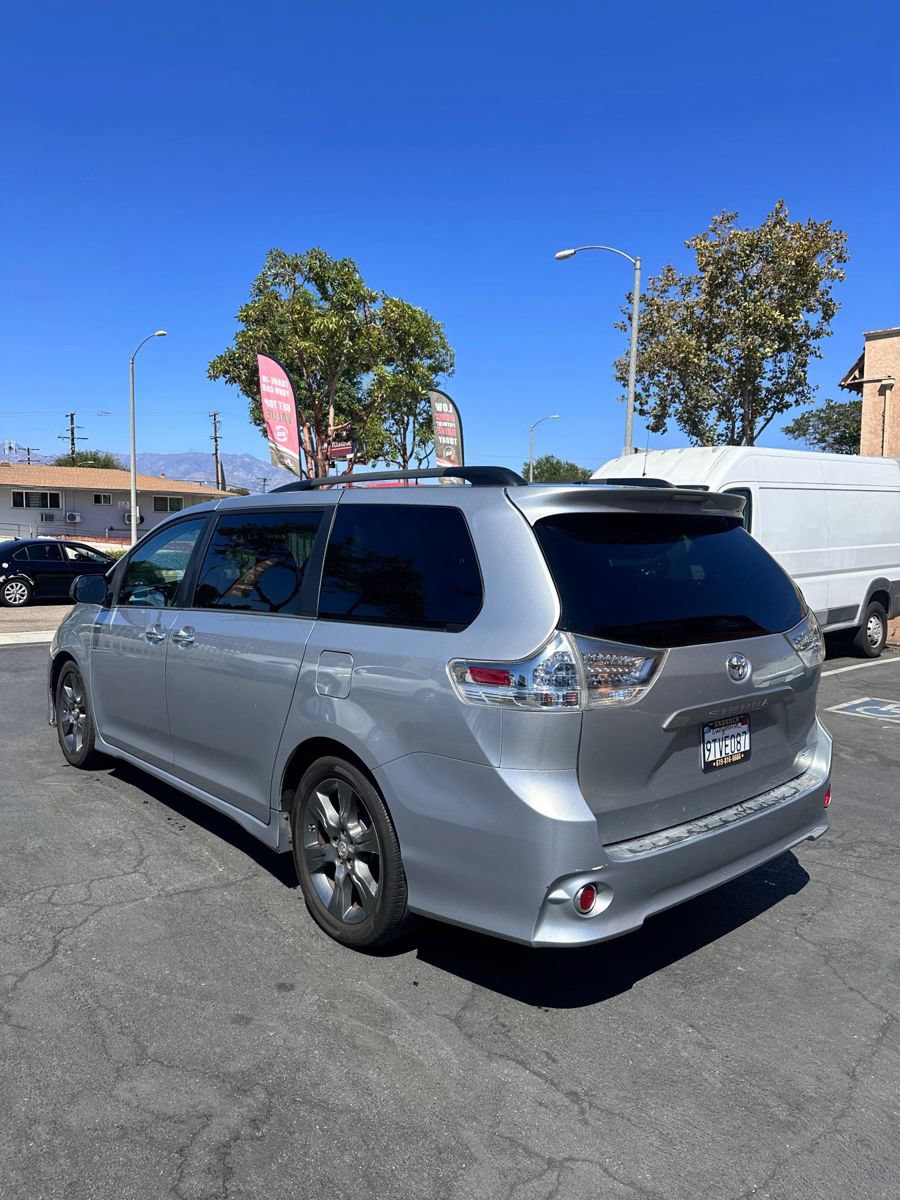 Used 2016 Toyota Sienna SE FWD image 4