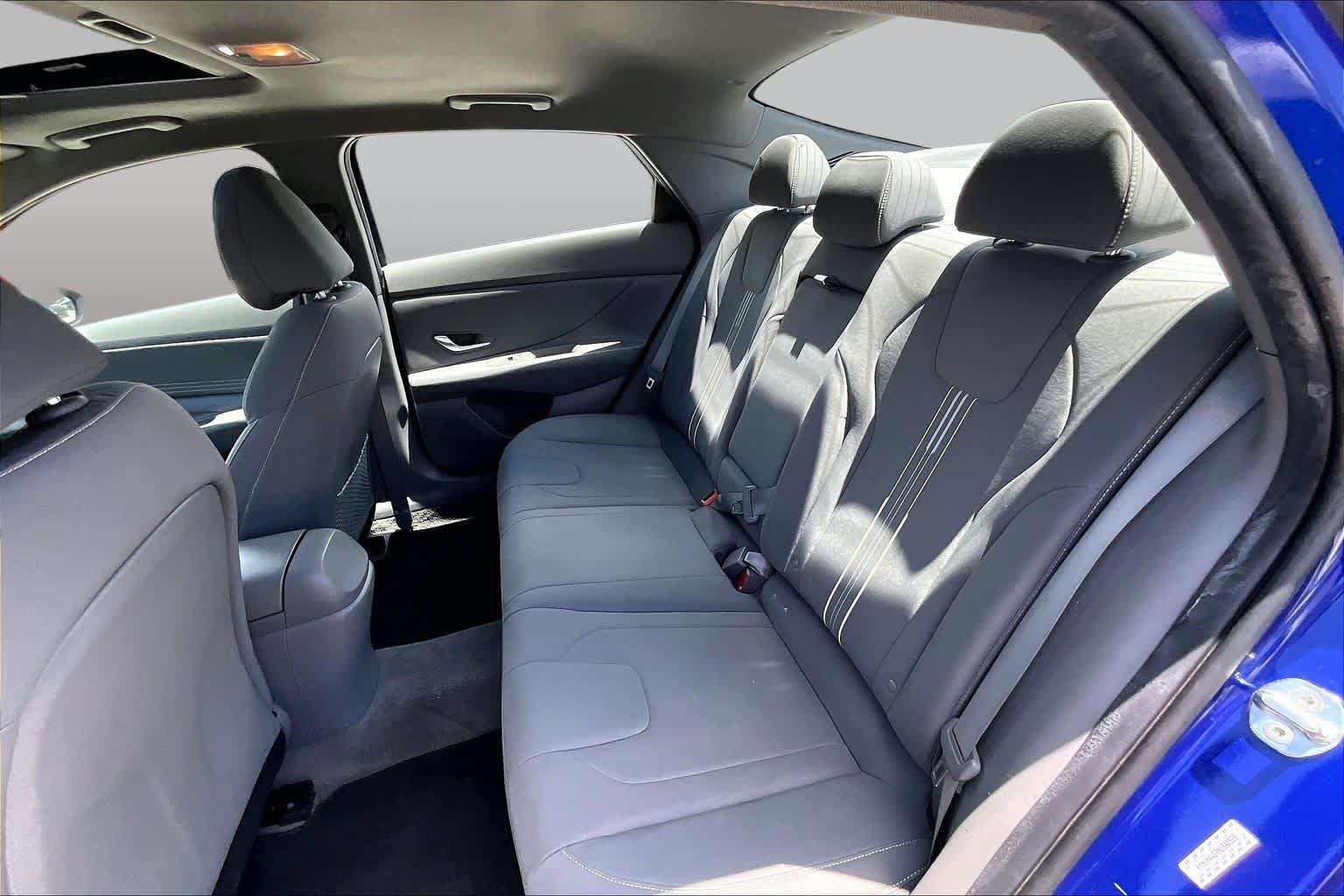 Used 2022 Hyundai Elantra SEL w/ Convenience + Premium Package FWD image 16