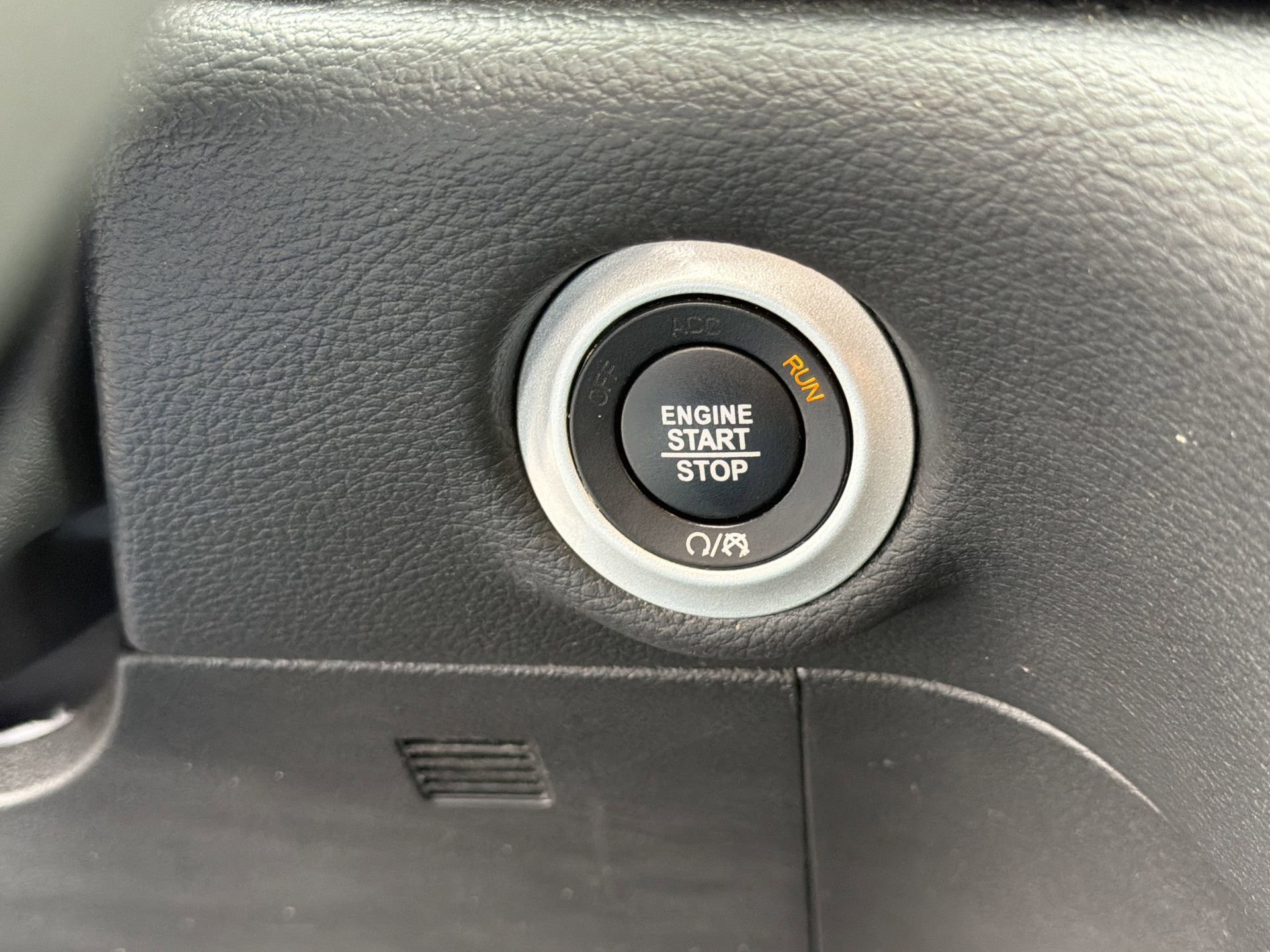 Used 2023 Chrysler Pacifica Touring image 9