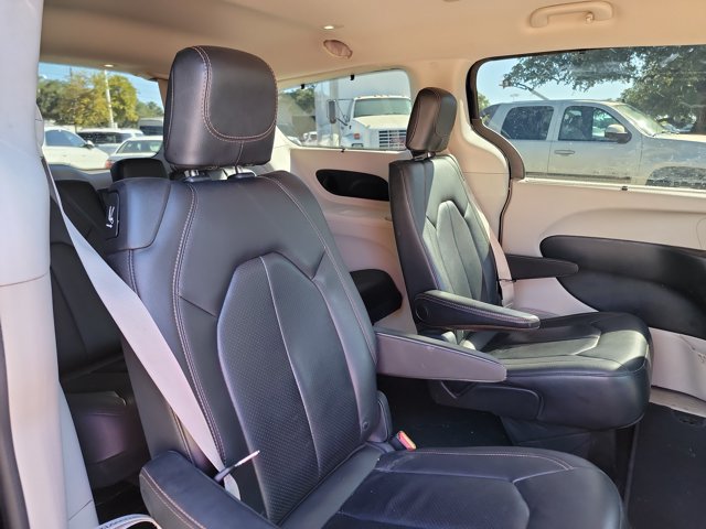 Used 2018 Chrysler Pacifica Touring-L Plus w/ Advanced Safetytec Group FWD image 16