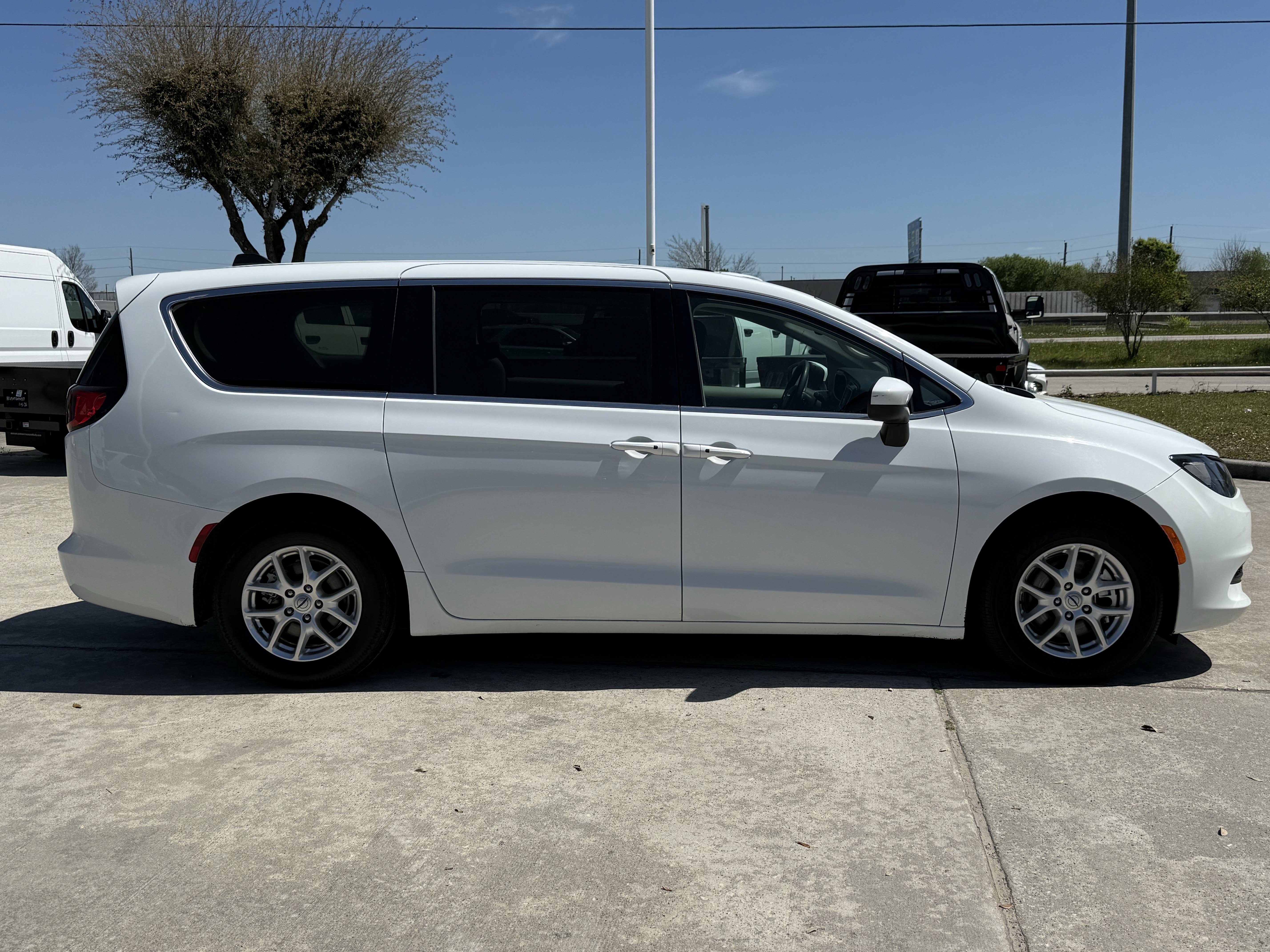 Used 2023 Chrysler Voyager LX image 3