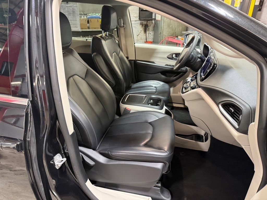 Used 2023 Chrysler Pacifica Touring-L AWD/4WD image 21