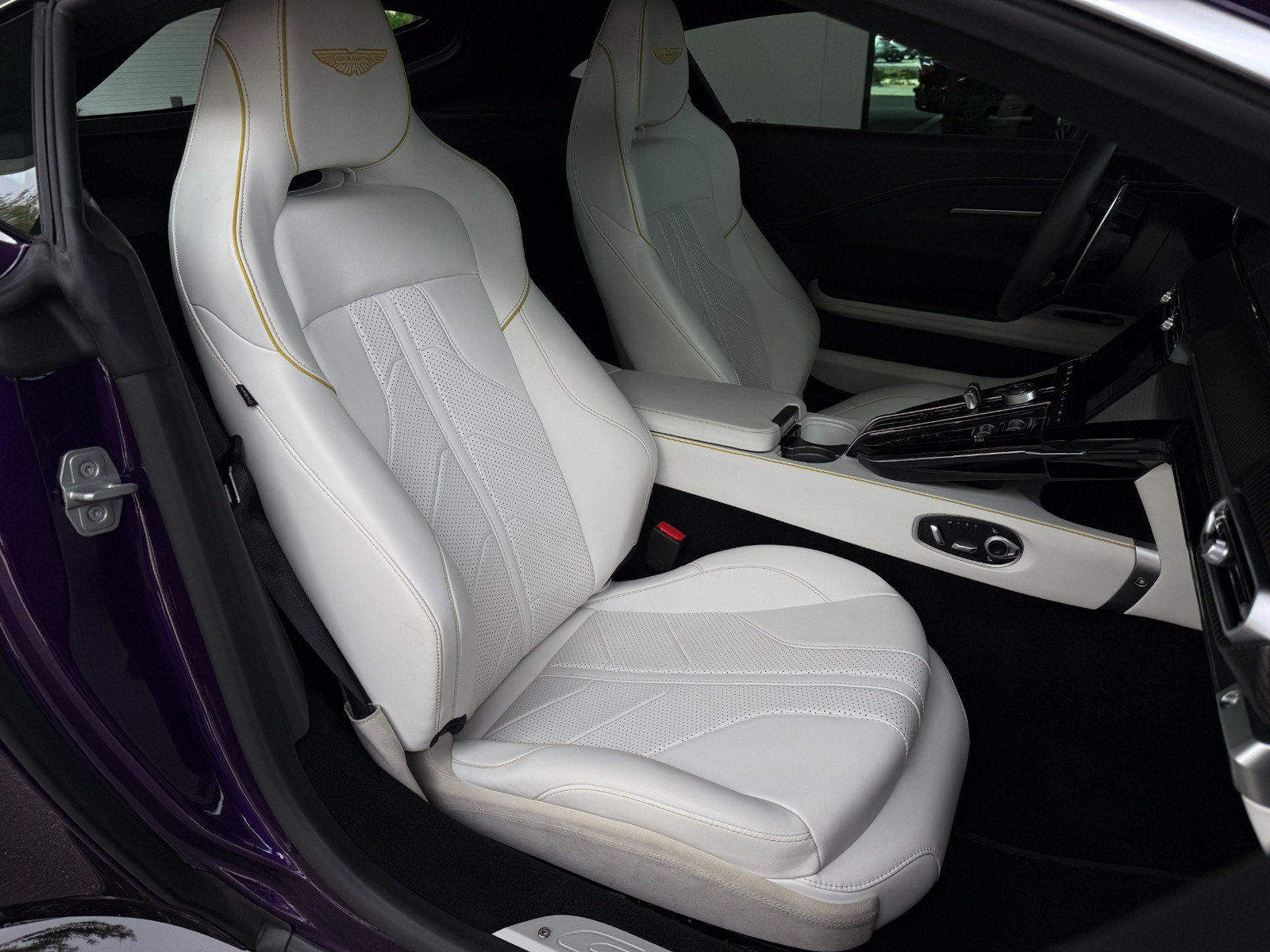 Used 2025 Aston Martin V8 Vantage Coupe RWD image 31