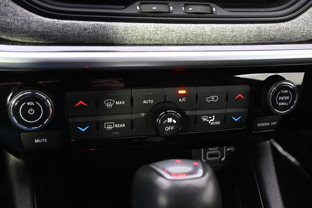 Used 2025 Jeep Compass Latitude w/ Sun & Sound Group AWD/4WD image 29