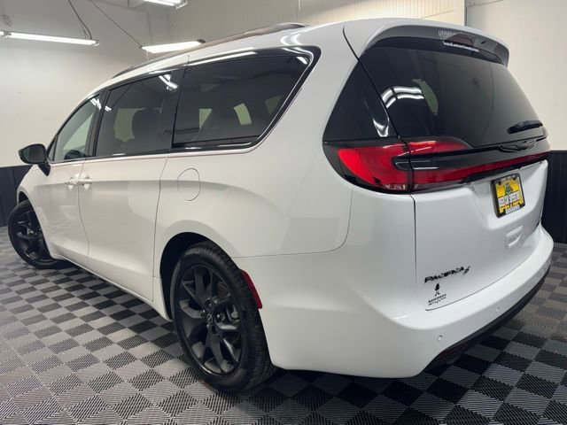 Used 2025 Chrysler Pacifica Limited image 4