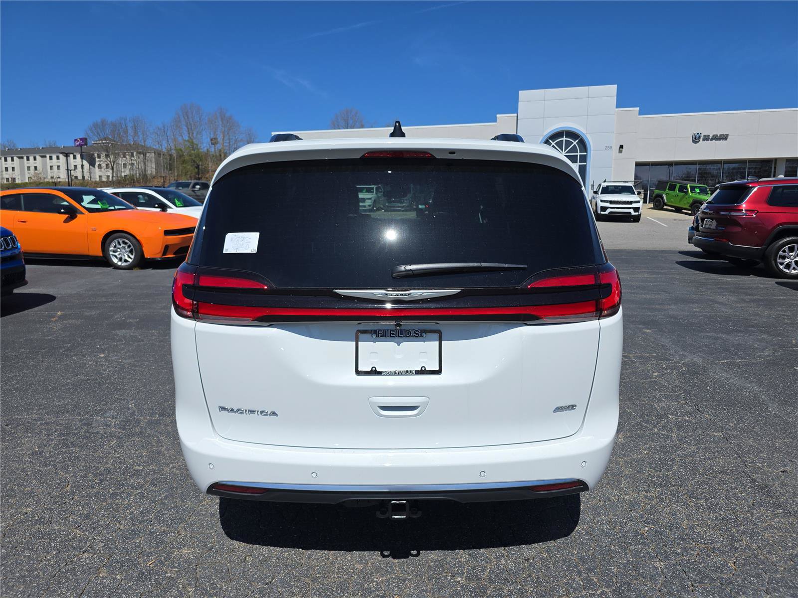 New 2026 Chrysler Pacifica Pinnacle w/ Trailer Tow Group AWD/4WD image 4