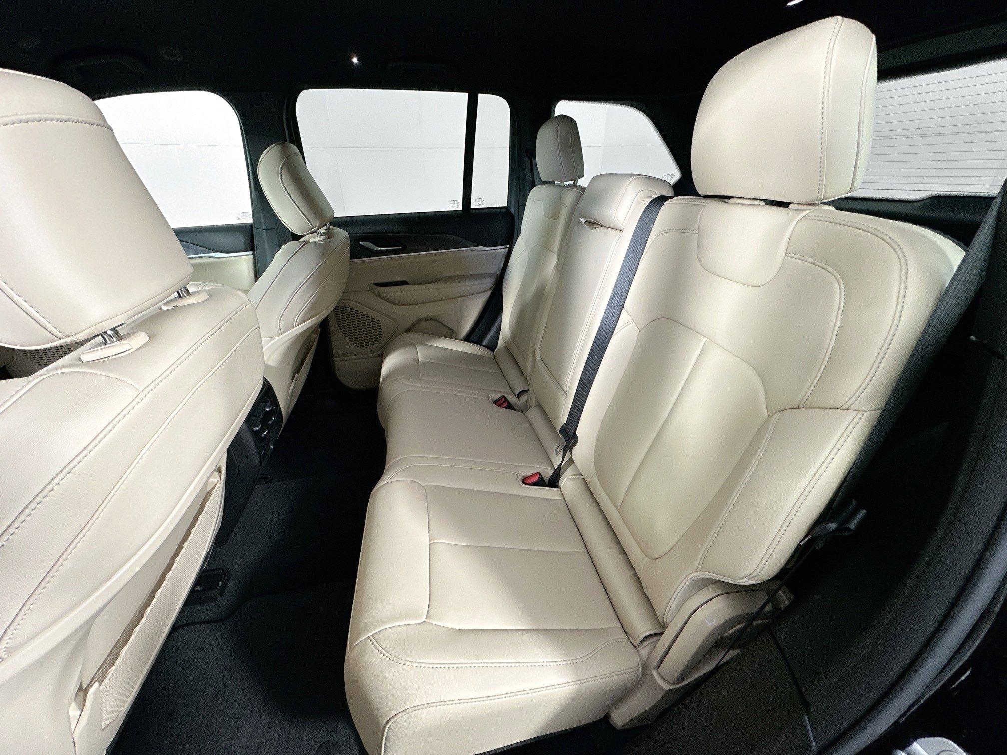 Used 2023 Jeep Grand Cherokee Limited w/ Black Appearance Package image 24