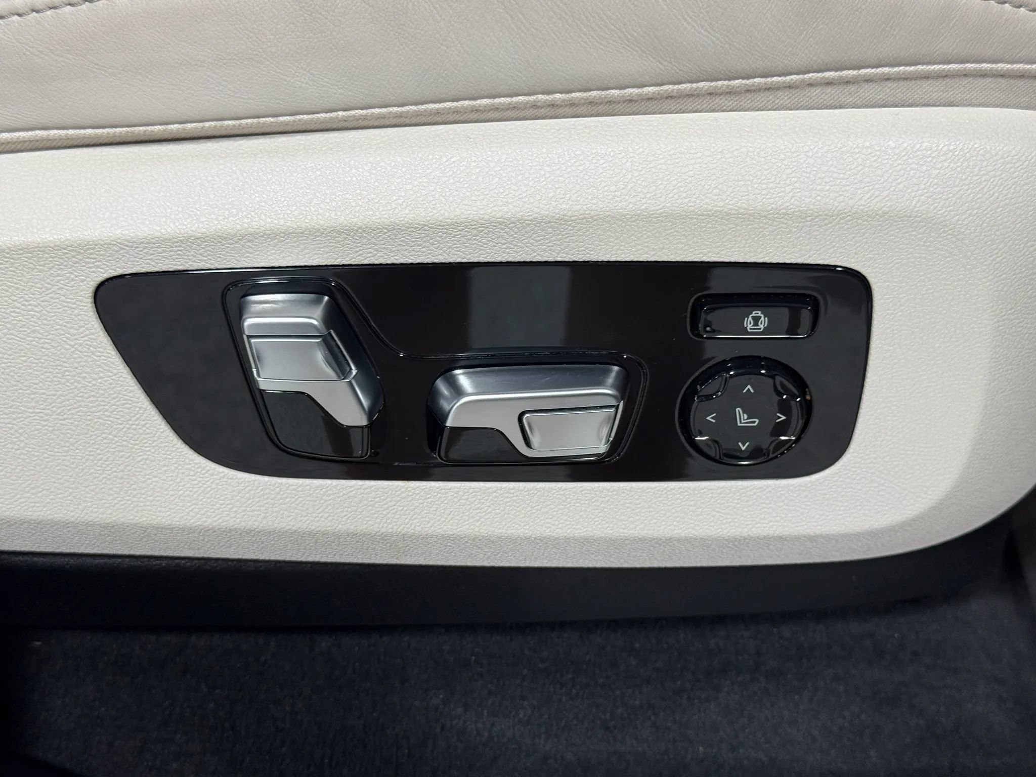 Used 2020 BMW X7 M50i w/ Executive Package AWD/4WD image 60