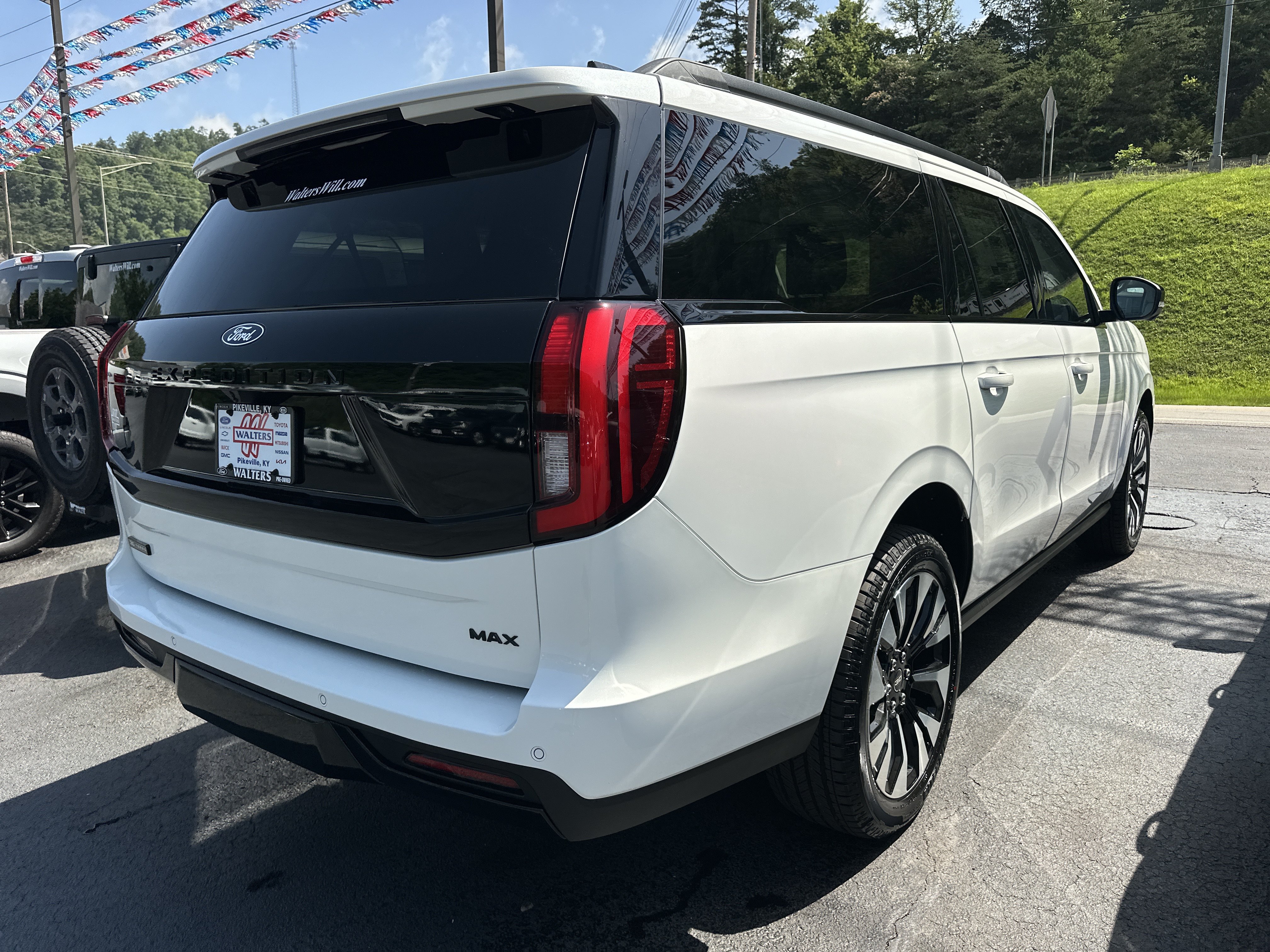 New 2027 Ford Expedition Max Platinum AWD/4WD image 3