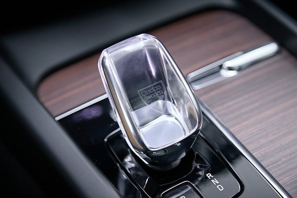 Certified 2023 Volvo XC60 B6 Ultimate w/ Protection Package Premier image 32