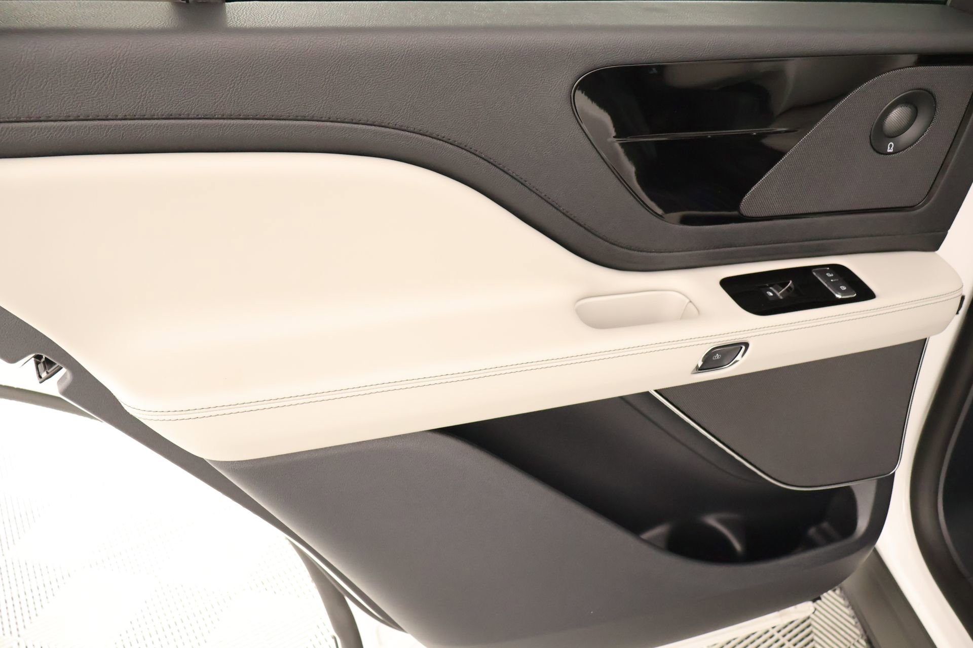 New 2026 Lincoln Aviator AWD image 18