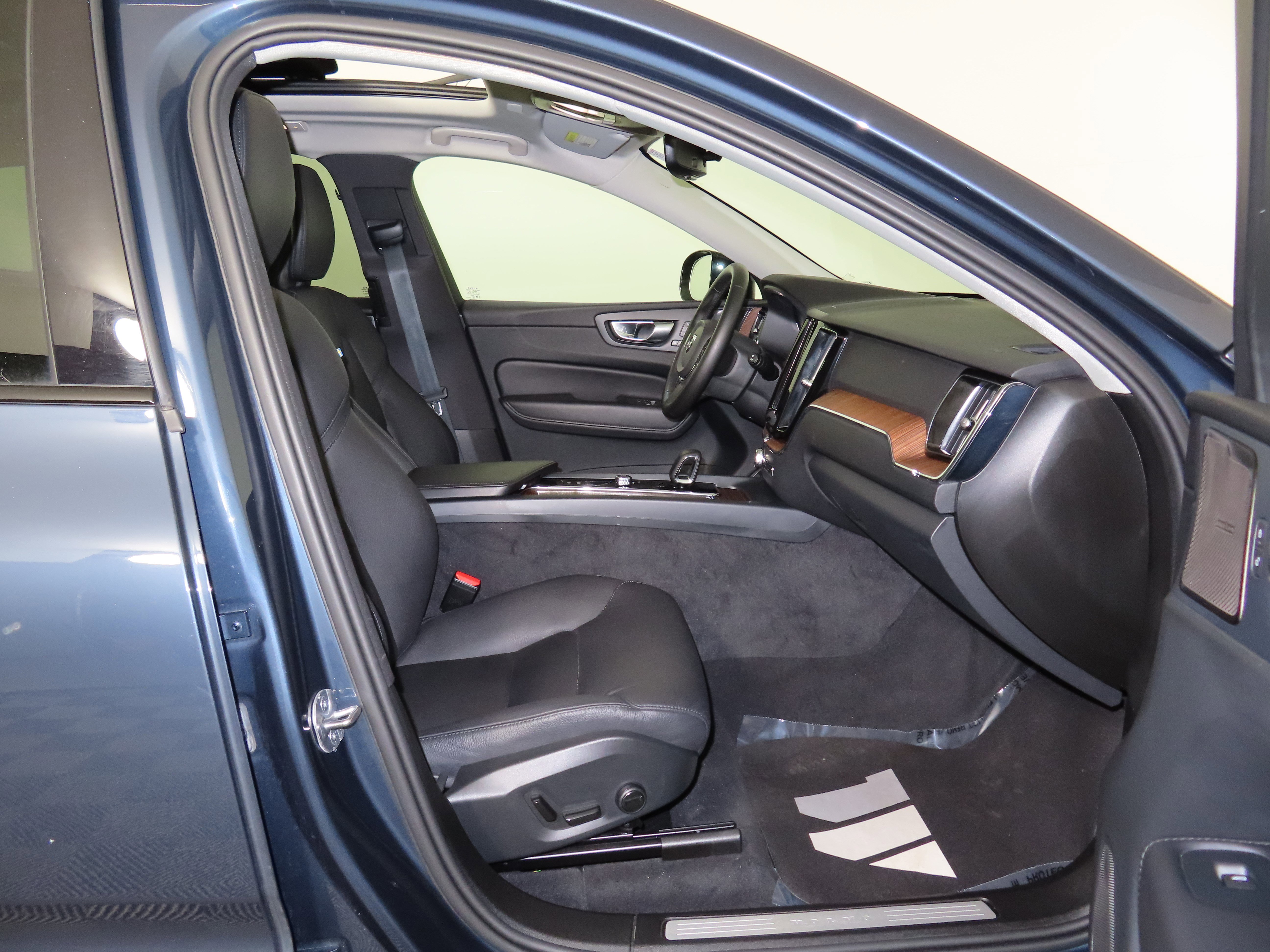 Used 2024 Volvo XC60 B5 Plus image 28