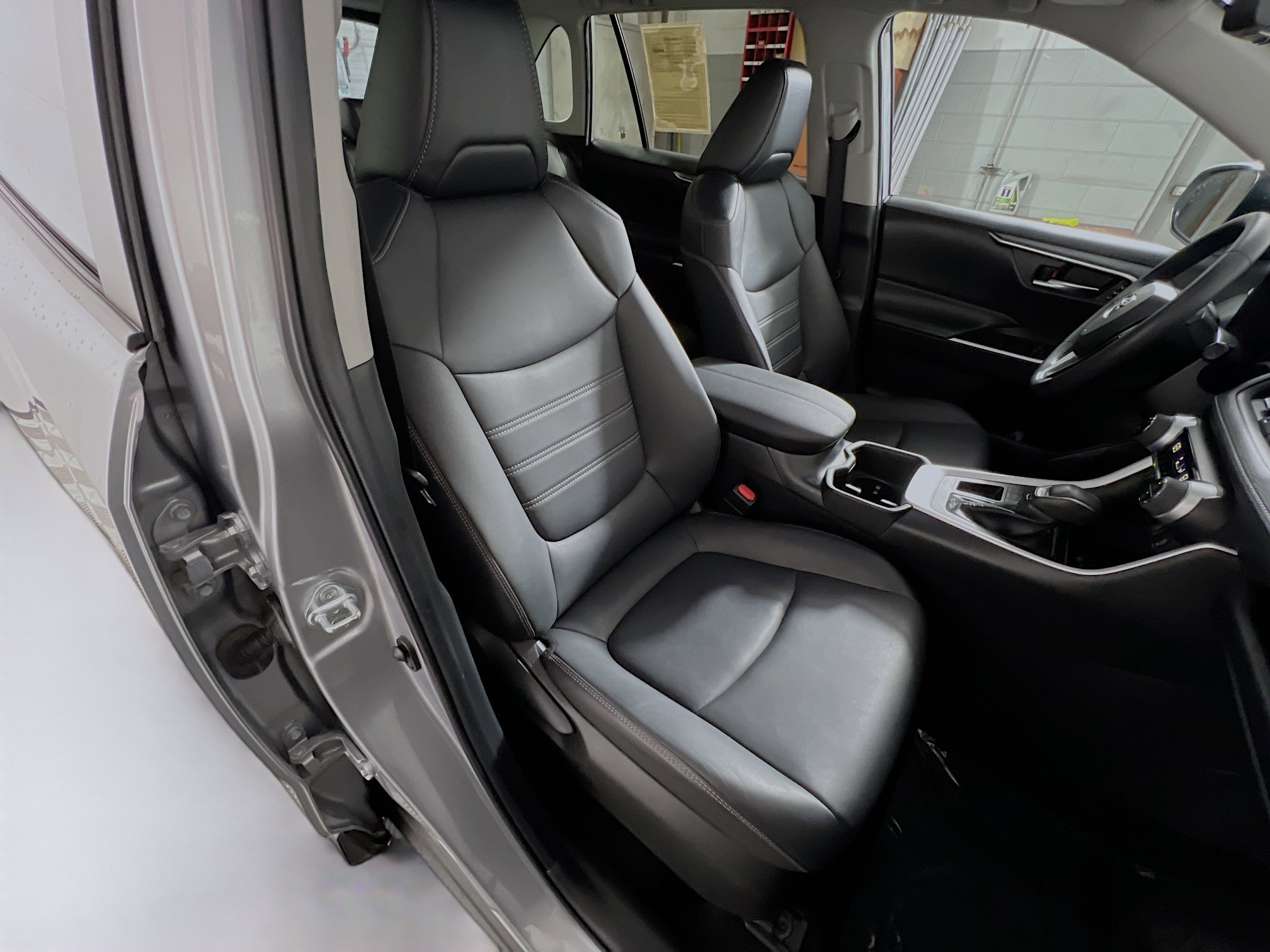 Used 2022 Toyota RAV4 XLE Premium image 31