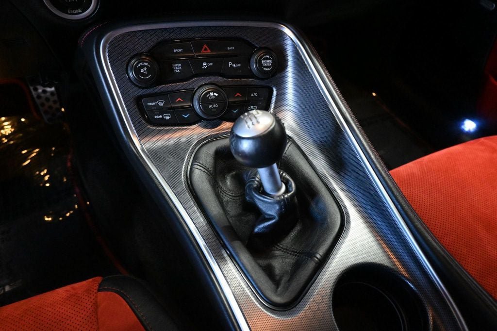 Used 2015 Dodge Challenger R/T Scat Pack w/ Leather Interior Group RWD image 17