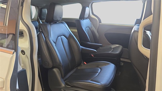 Used 2024 Chrysler Pacifica Select image 17