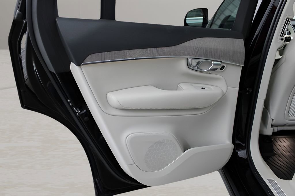 Used 2023 Volvo XC90 B6 Plus w/ Protection Package Premier image 10