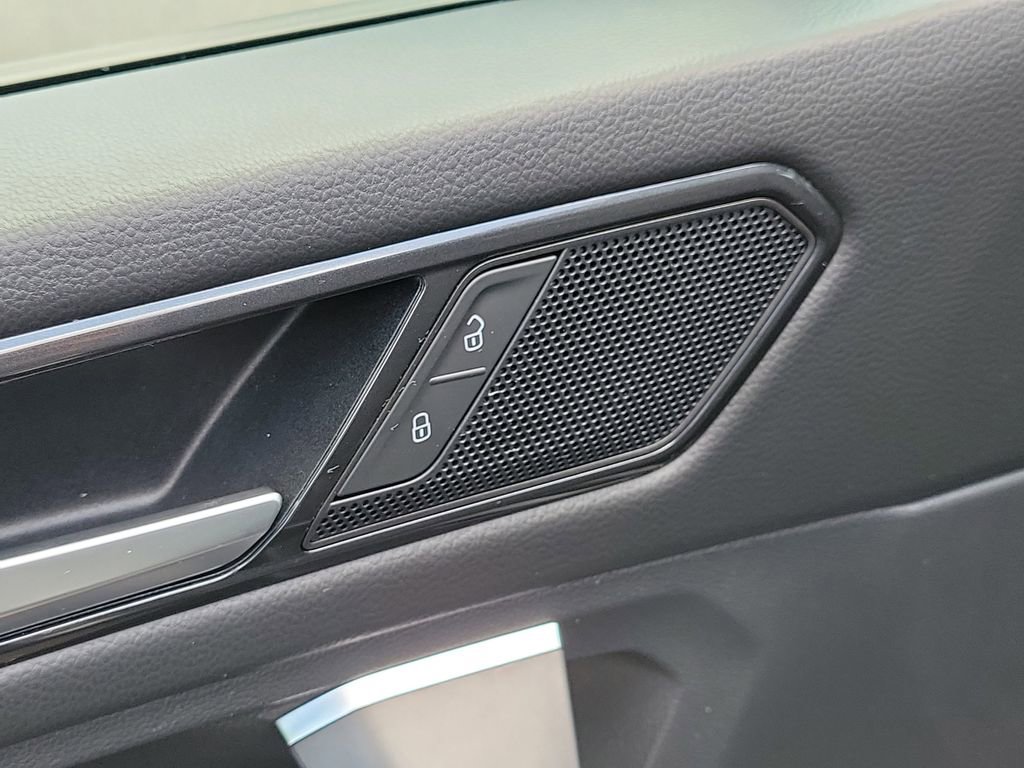 Used 2023 Volkswagen Tiguan SE R-Line image 19