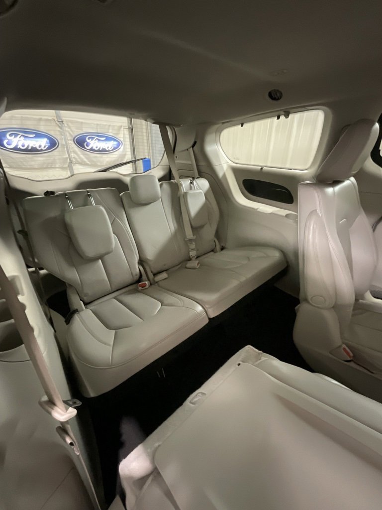 Used 2021 Chrysler Pacifica Touring-L image 13