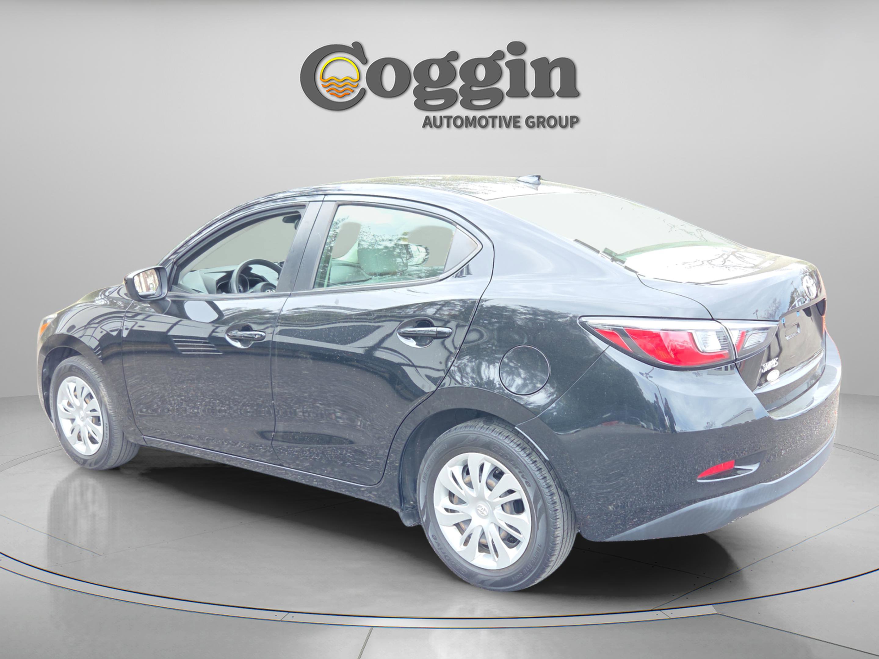 Used 2020 Toyota Yaris L image 4