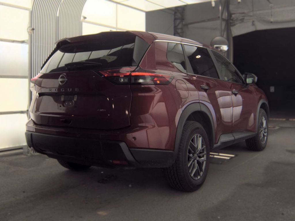 Used 2024 Nissan Rogue S AWD/4WD image 3
