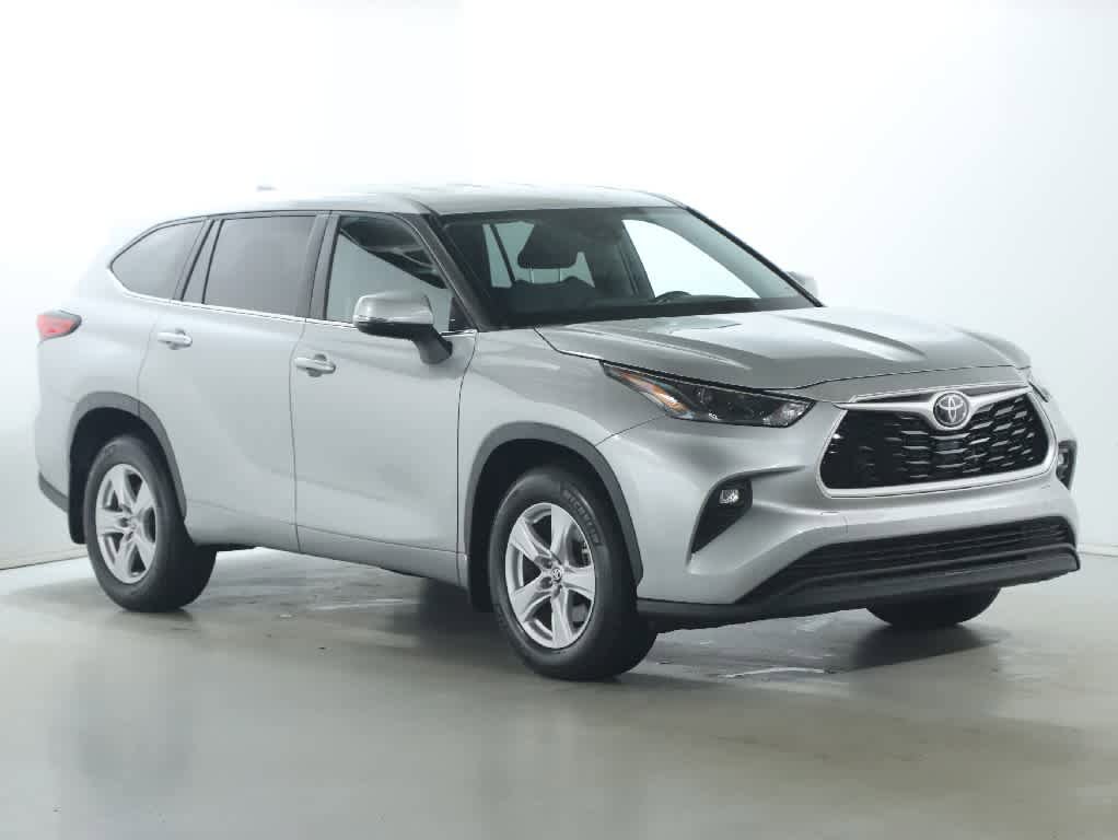 Used 2023 Toyota Highlander LE AWD/4WD image 9