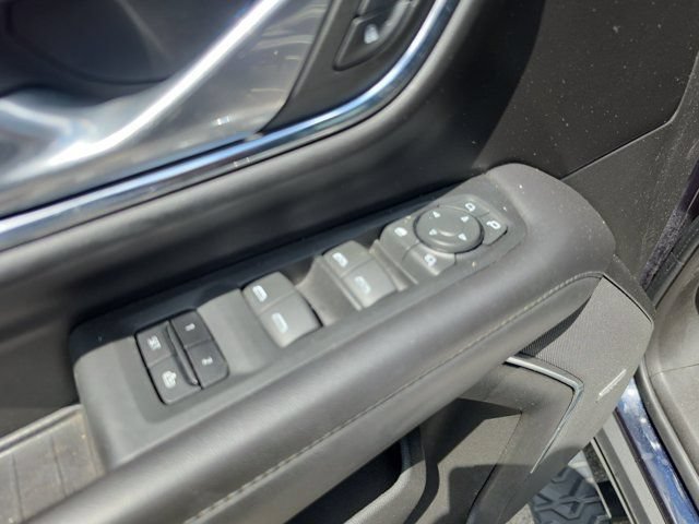Used 2022 Chevrolet Tahoe Z71 w/ Luxury Package AWD/4WD image 19