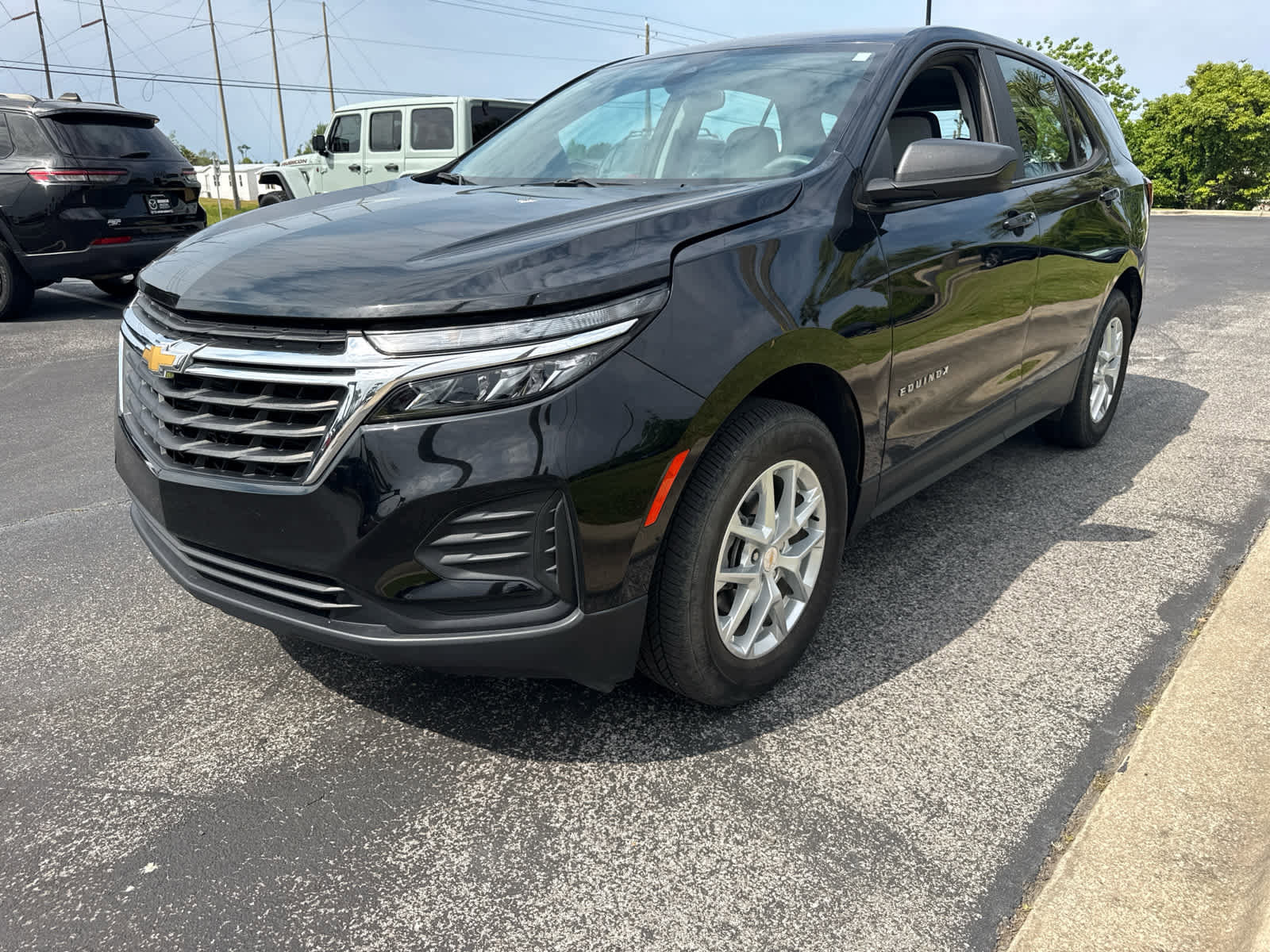 Used 2023 Chevrolet Equinox LS AWD/4WD image 2