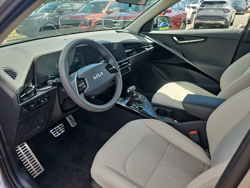 Used 2025 Kia Niro EX Touring FWD image 9
