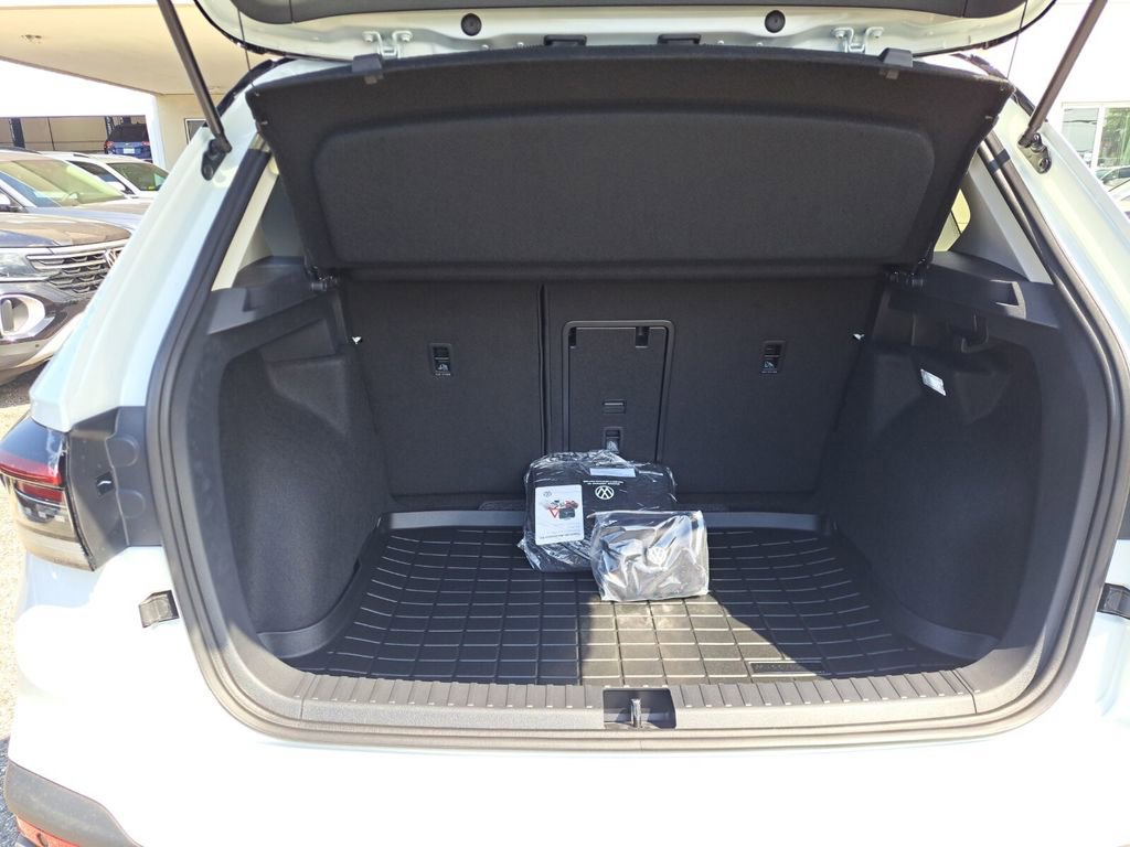 New 2025 Volkswagen Taos SE image 27