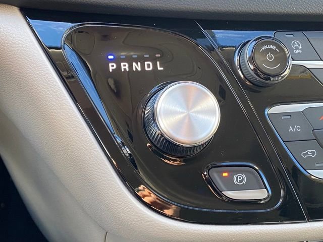 Used 2024 Chrysler Pacifica Touring-L image 19