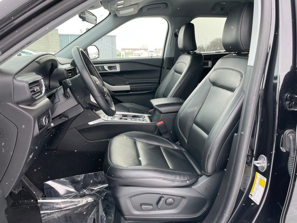 Used 2023 Ford Explorer XLT w/ Equipment Group 202A AWD/4WD image 7