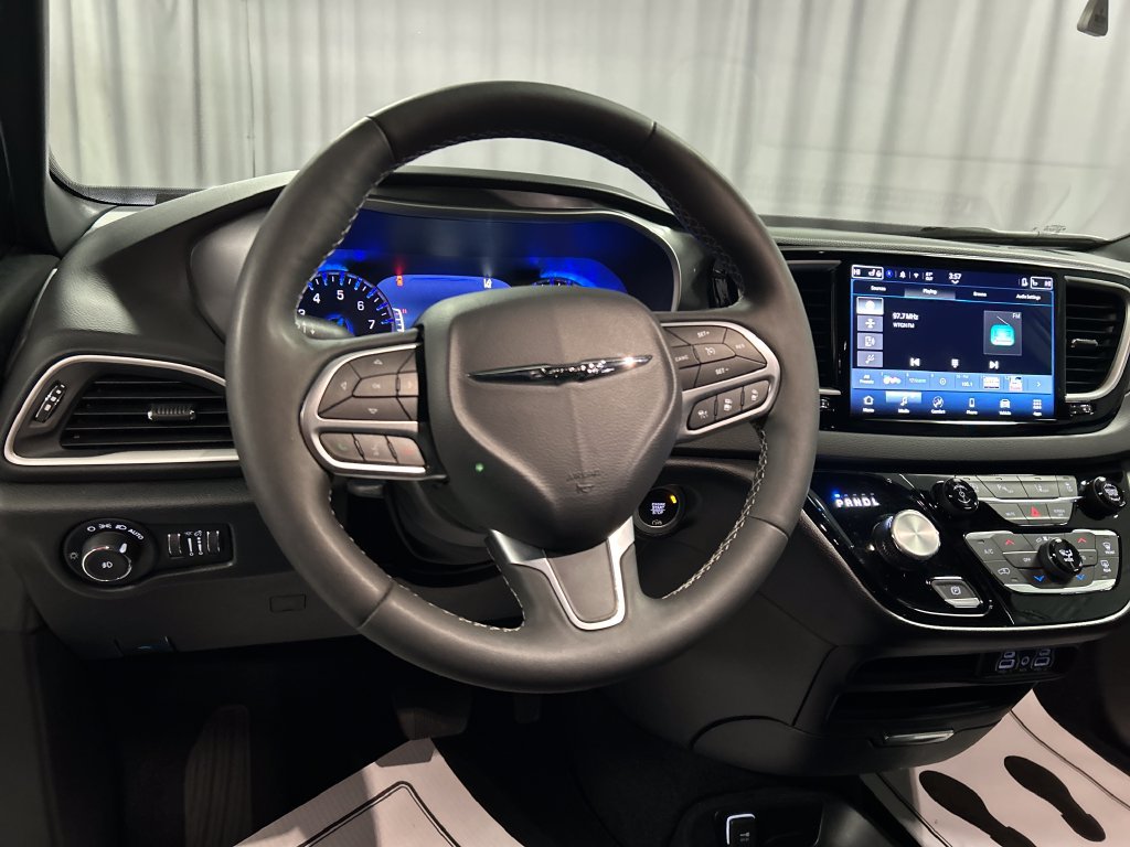 Used 2025 Chrysler Pacifica Select FWD image 15
