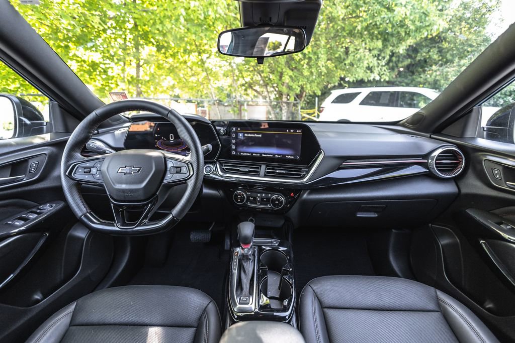 Used 2025 Chevrolet Trax RS w/ Sunroof Package FWD image 23