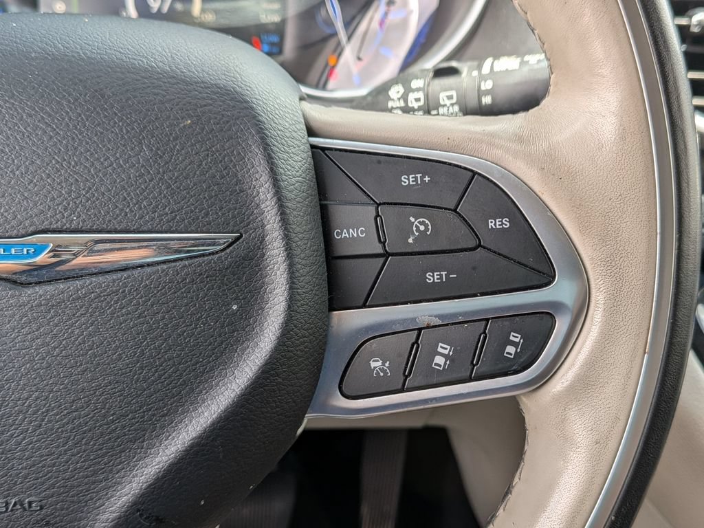 Used 2020 Chrysler Pacifica Limited w/ Advanced Safetytec Group FWD image 24