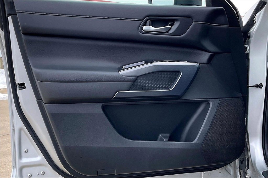 Used 2025 Nissan Pathfinder SL image 23