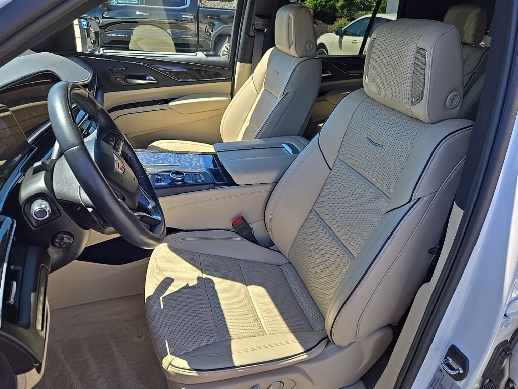 Used 2024 Cadillac Escalade Premium Luxury AWD/4WD image 12