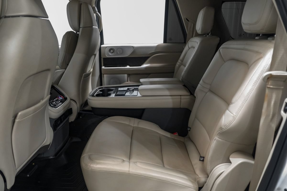 Used 2020 Lincoln Navigator L Reserve w/ Luxury Package RWD image 38