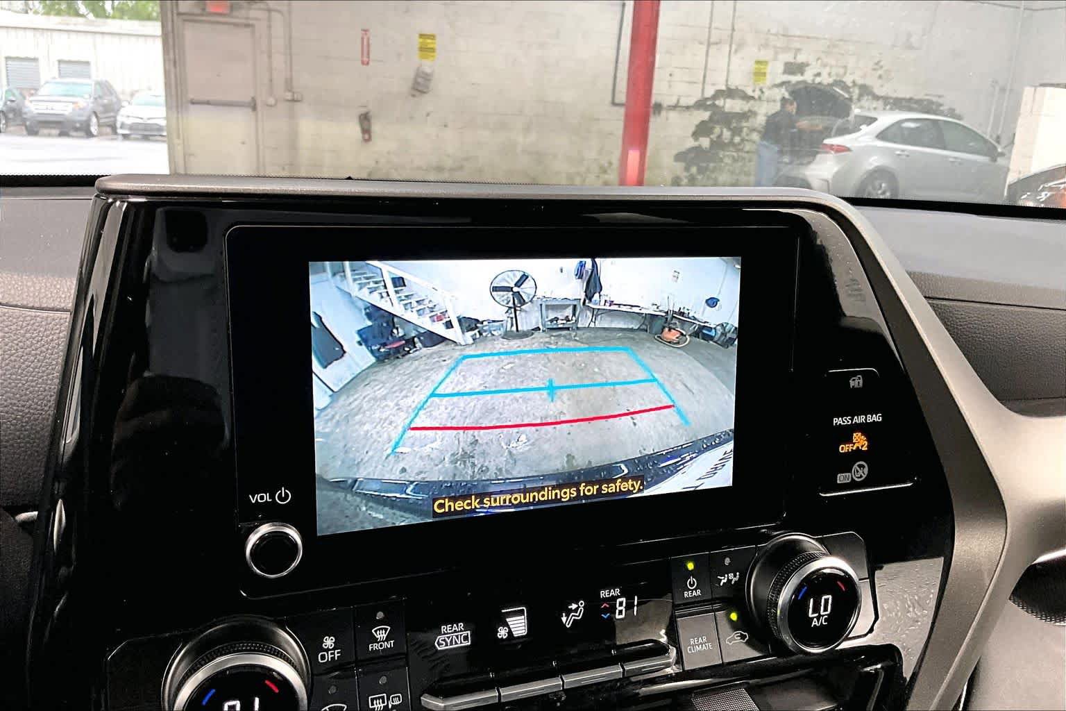 Used 2025 Toyota Highlander LE FWD image 26