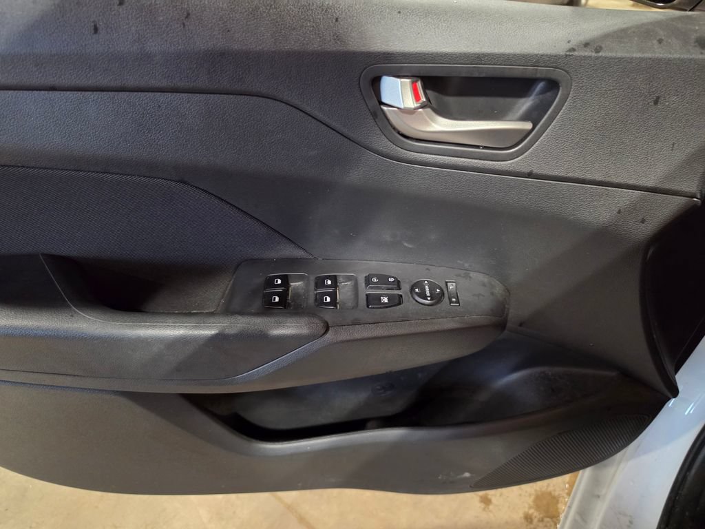 Used 2022 Hyundai Accent SE FWD image 5