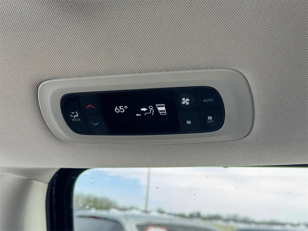 Used 2023 Chrysler Pacifica Touring-L image 13
