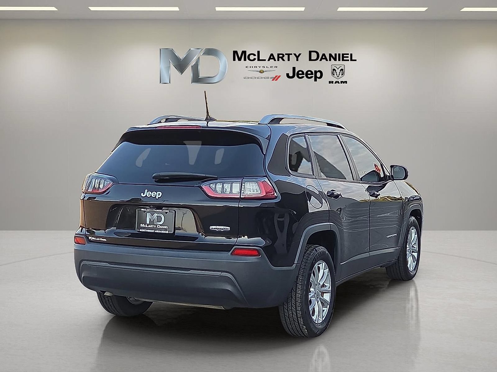 Used 2021 Jeep Cherokee Latitude w/ Mopar Interior Package FWD image 5
