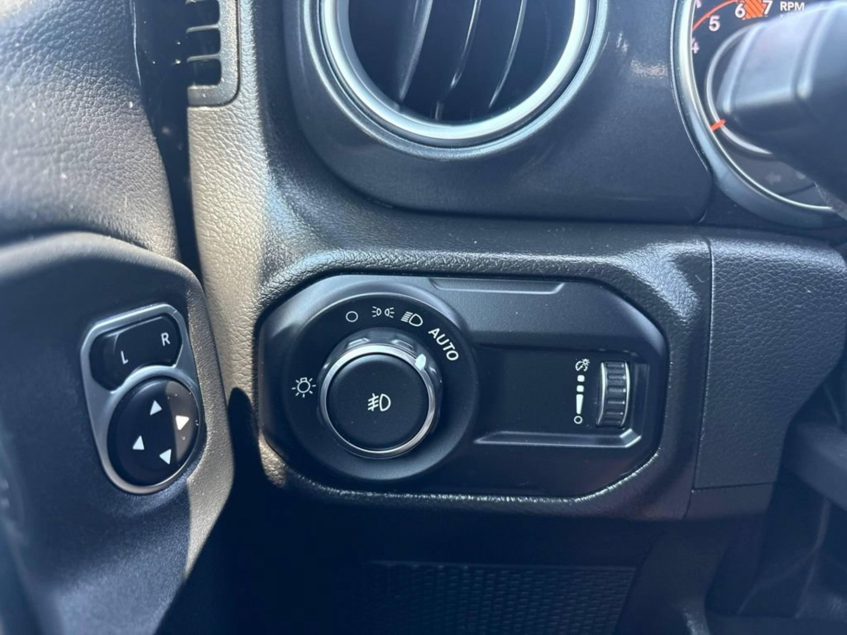 Used 2023 Jeep Wrangler Unlimited Sahara AWD/4WD image 16